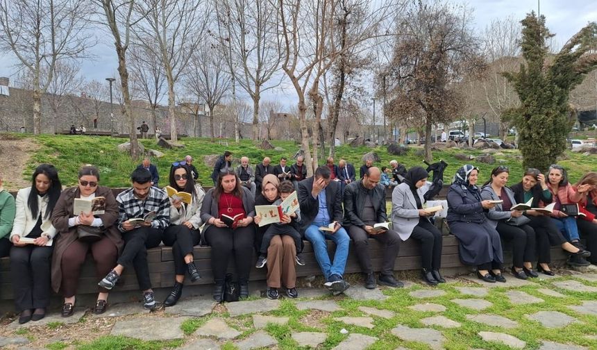 Diyarbakır'da kitabını alan geldi: "Okumak iyileştirir" etkinliği