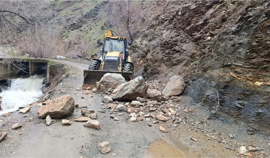 Diyarbakır'ın ilçesi kabusu yaşadı: Heyelan ucuz atlatıldı