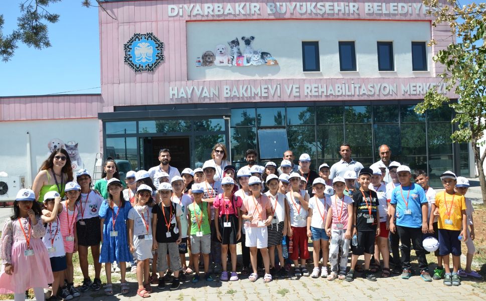 Diyarbakır Büyükşehir’den çocuklara Hayvan Bakımevi gezisi