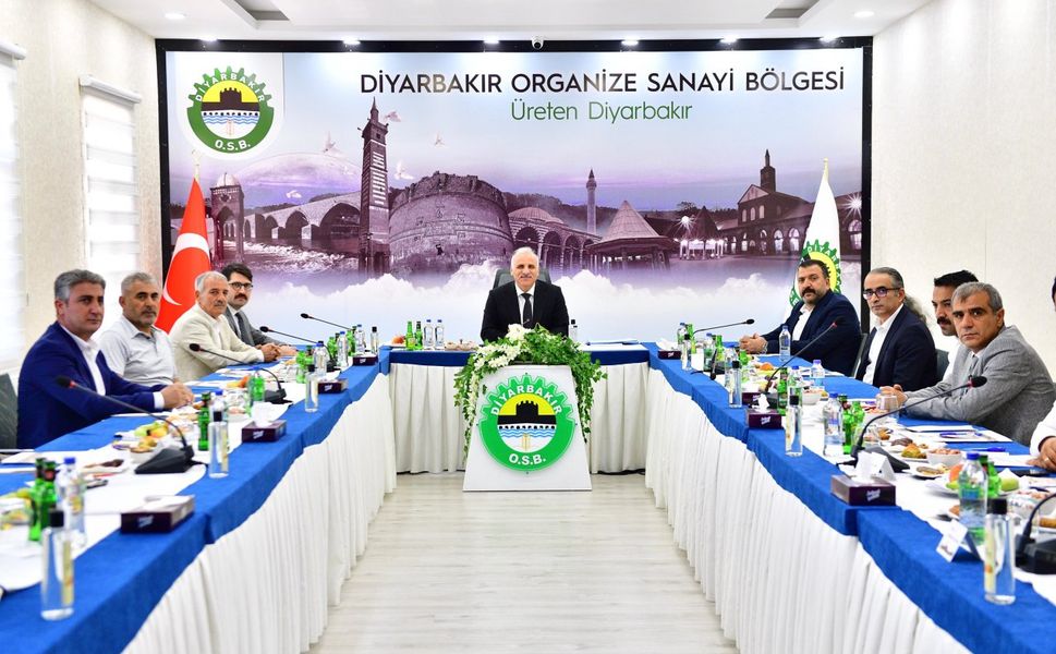 Diyarbakır Valisi Organize Sanayi Bölgesi'ndeki fabrikaları ziyaret etti