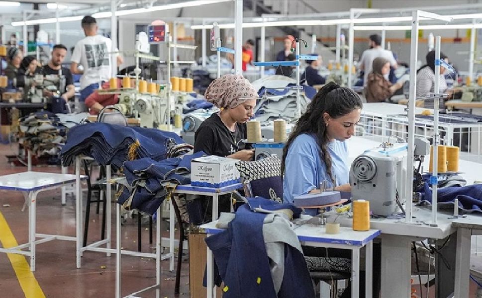 Sıfır atıkla kadınlar, geri dönüşümle çocuklar için kıyafet dikiyor
