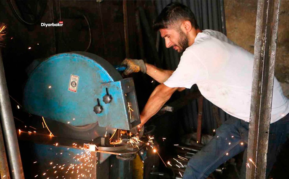 Diyarbakır’da 200 derecede demir ustalarının zorlu mesaisi