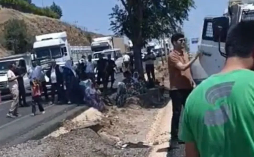 Diyarbakır’da su kesintisine tepki: Mahalleli yolu kapattı