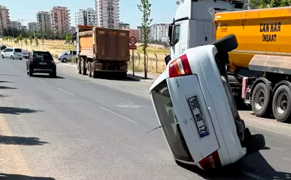 Diyarbakır’da kaldırıma çarpan otomobil yan yattı: 2 yaralı