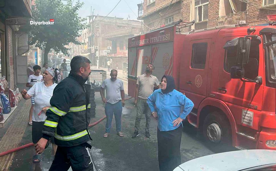Bağlar’da ev yangını paniğe yol açtı