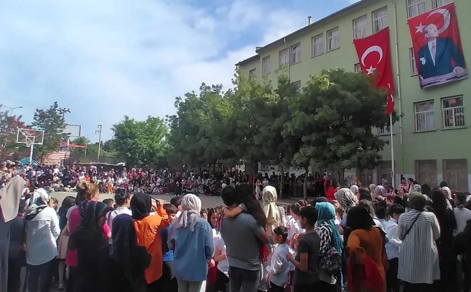 Diyarbakır’da eğitim skandalı: Yıkılacak okullarda 2 yıl ders yapıldı