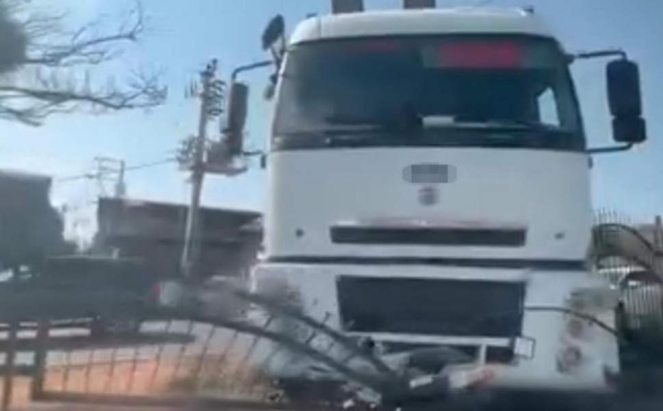 Freni boşalan tır refüje çıktı