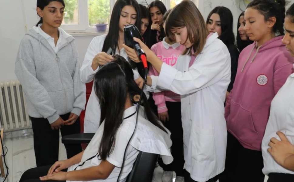 Diyarbakır’da Gençler Eğitimle Birlikte Kazanç da Sağlıyor