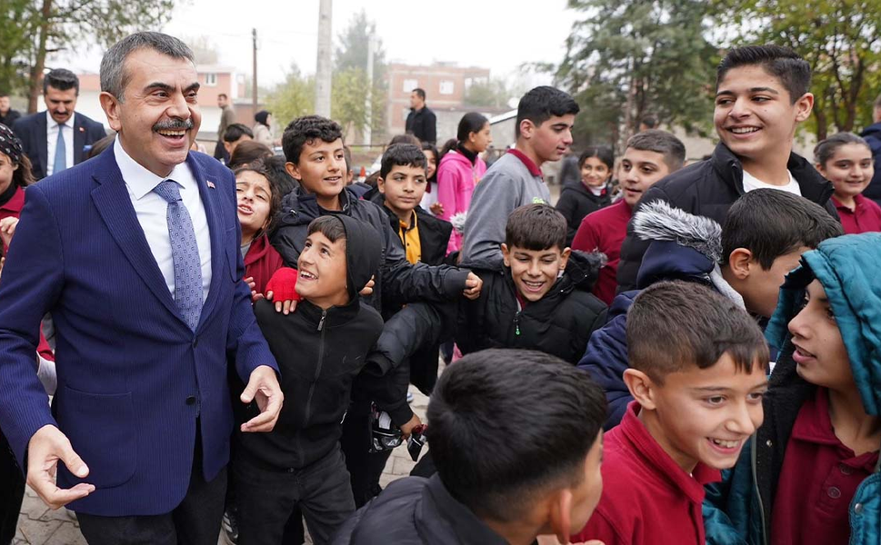 Milli Eğitim Bakanı Tekin, Diyarbakır’da okul ziyaret etti