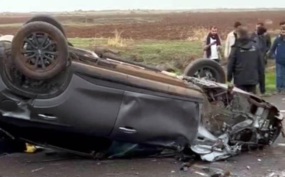 Diyarbakır’da havalimanı yolunda otomobil devrildi