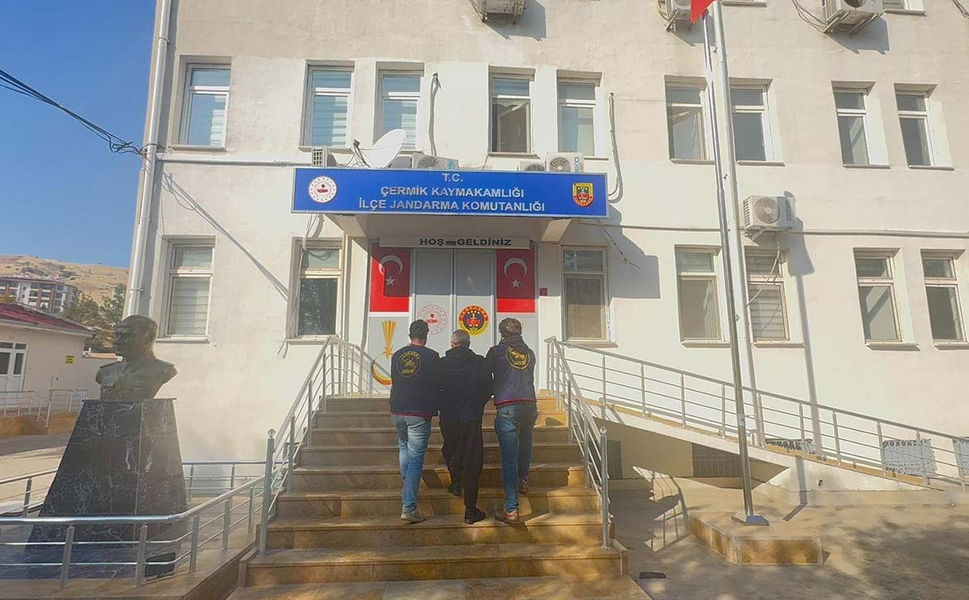 Diyarbakır’da JASAT baskını: 76 kaçak firari yakalandı