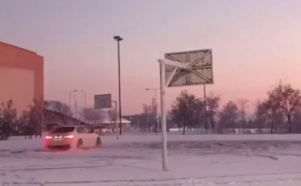 Diyarbakır’da tehlikeli eğlence: Buz tutan sahada drift attı