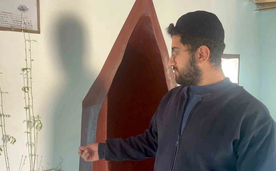 Diyarbakır’daki camide duvardan bitki çıktı