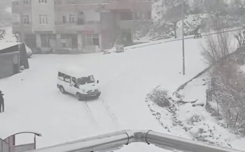 Kulp’ta buzlanma faciaya ramak kala: Kontrolden çıkan transit yokuş aşağı kaydı