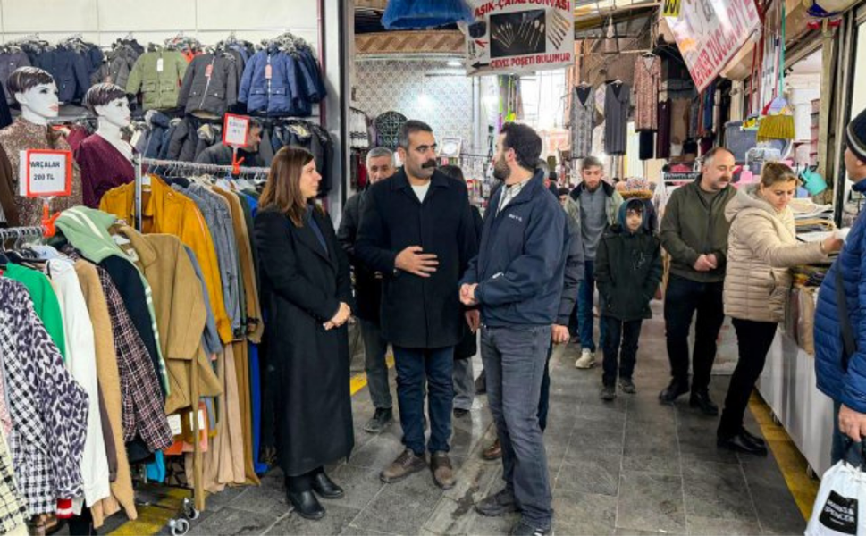 Büyükşehir Eşbaşkanları Aşefçiler Çarşısı’nda esnafın nabzını tuttu