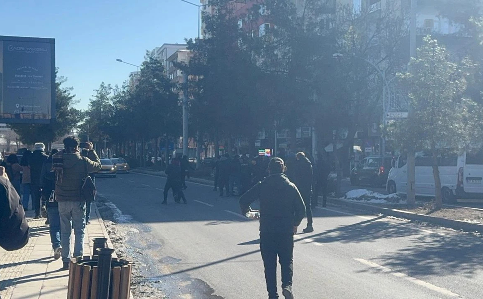 Diyarbakır Adliyesi önünde gergin anlar: Kasten öldürme davası sonrası kavga