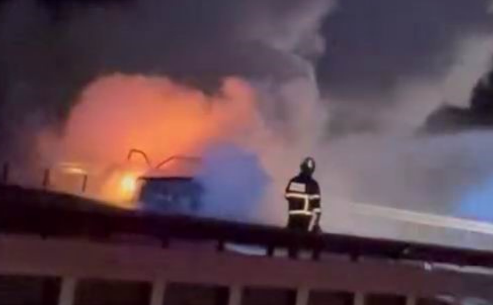 Diyarbakır-Batman yolunda korku dolu anlar: Seyir halindeki araç alev aldı