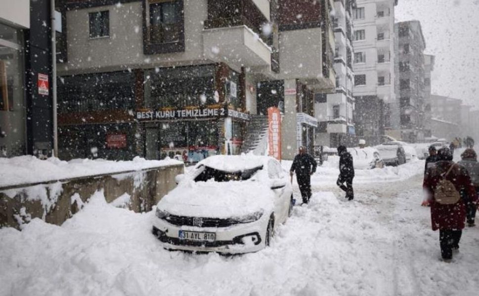 Diyarbakır'da çatıdan düşen kar aracı kullanılamaz hale getirdi