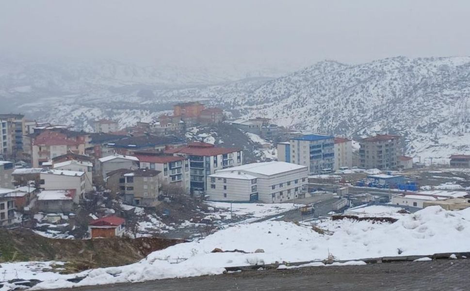 Ve Diyarbakır'a beklenen kar geldi: Kulp'ta beyaz örtü oluştu