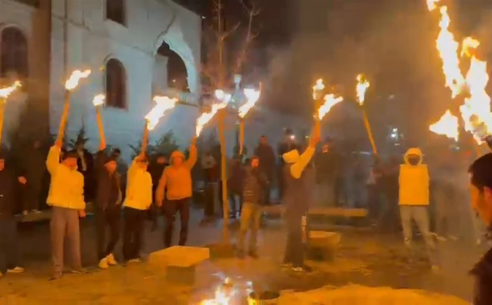 Diyarbakır’da meşaleli Halep protestosu: Bismil’de Rojava’ya destek çağrısı