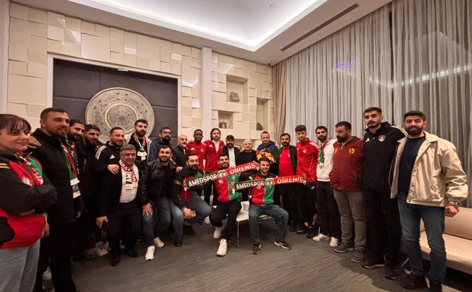 Amedspor taraftarı alkışı hak etti: Vanspor kafilesini ziyaret edip çiçek verdiler