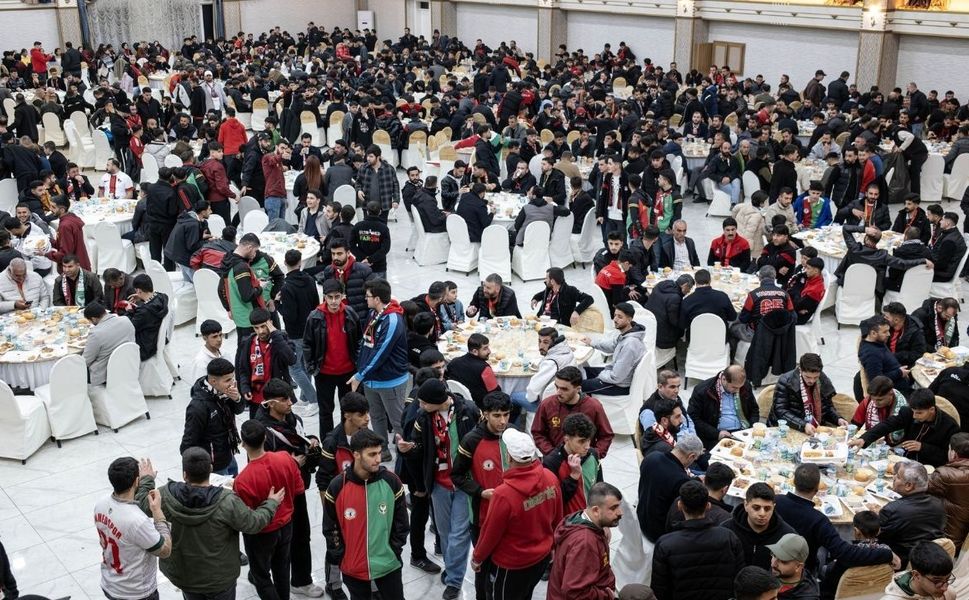 Amedspor ve Vansporlu taraftarlar tribünden önce dostluk iftarında buluştu