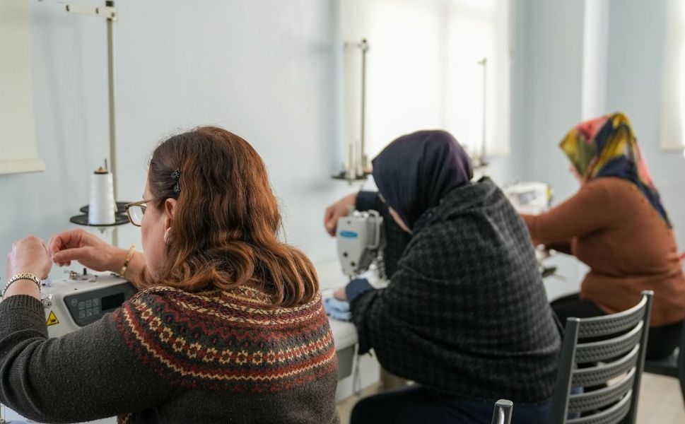 Diyarbakır'da kadın dayanışması: Bağlar'da dikilen kıyafetler ihtiyaç sahibi kadınlara ulaşıyor