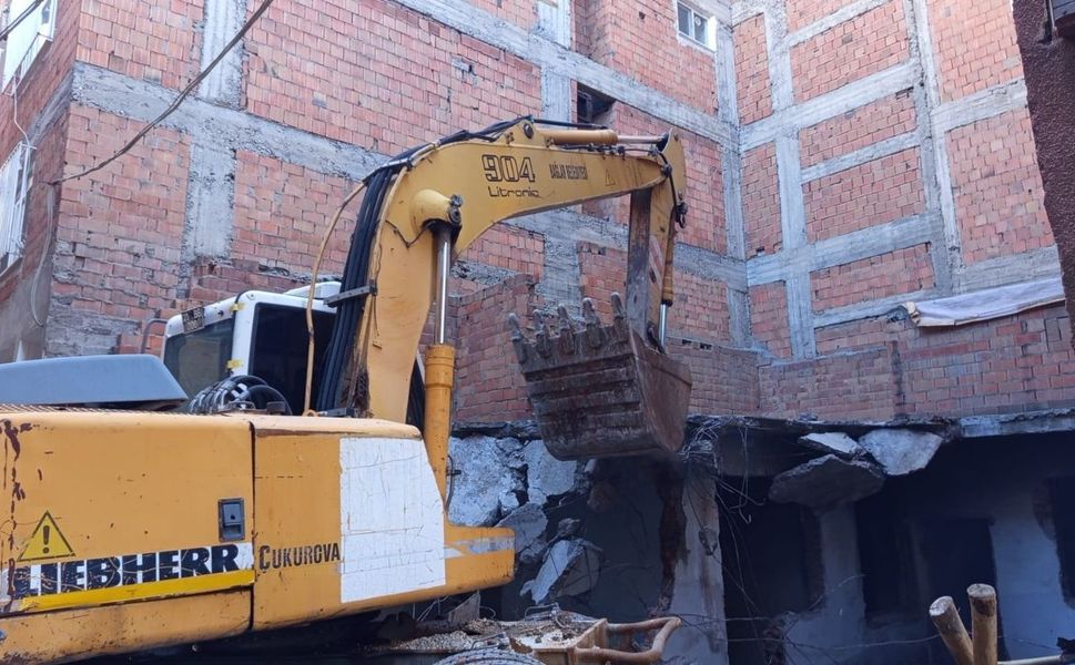 Diyarbakır'da can güvenliği riski oluşturan metruk bina kontrollü yıkıldı!