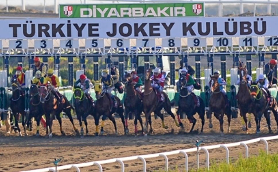 TJK'dan Dicle Üniversitesi'ne jest: Hipodromda özel koşuya Ziraat Fakültesi'nin adı verildi