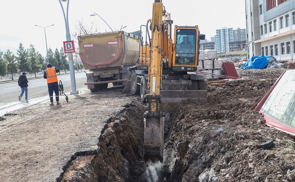 Diyarbakır'da kanalizasyon çökmesine anında müdahale: Yeni hat devrede