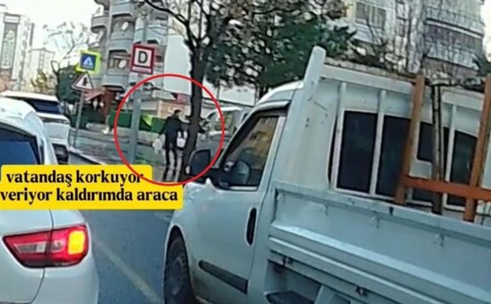 Kaldırımdan ilerleyen araç az daha faciaya neden oluyordu