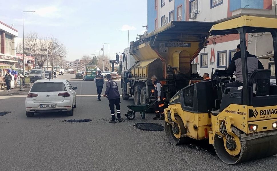Diyarbakır'da kar ve don sonrası sürücülerin kabusu olan yollar asfaltlanıyor