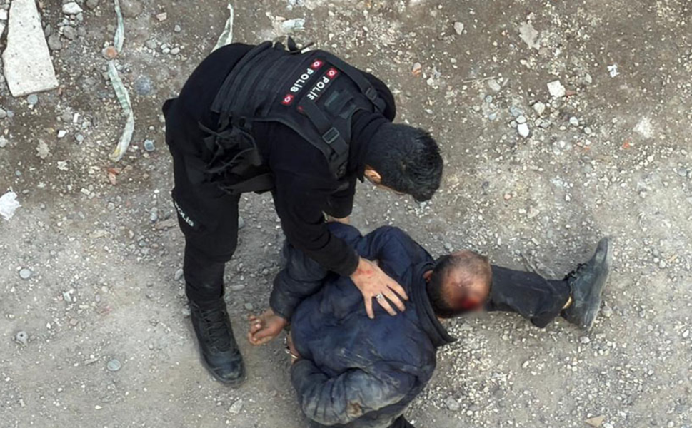 Bağlar'da panik: Sokak ortasında kadınlara saldırdı