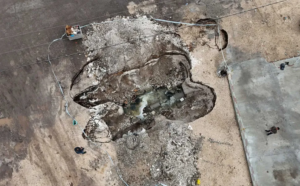 Görenler şaşırdı: Diyarbakır'da dev çukur