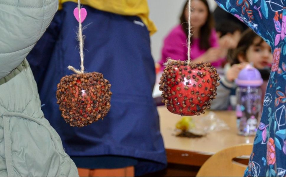 Diyarbakır'da 500 çocuk ve ailesi karanfilli elma etkinliğinde buluştu