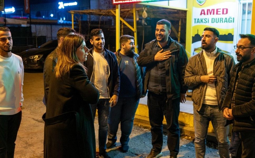 Diyarbakır'da Eşbaşkan Bucak taksi durağını ziyaret etti: Zam talebine cevap verdi