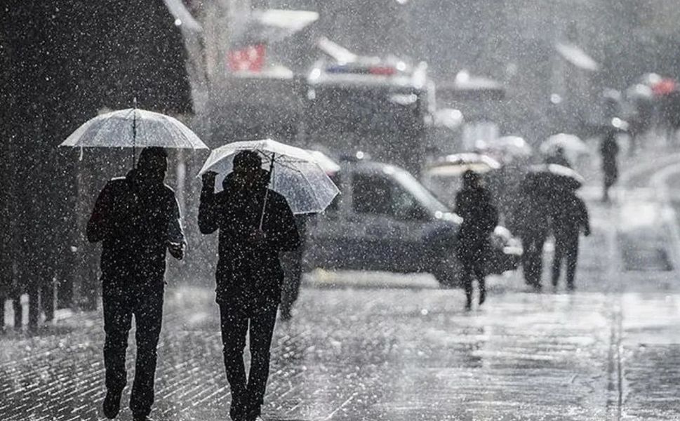 Diyarbakırlılar pazar gününe kadar şemsiyelerini bırakamayacak!
