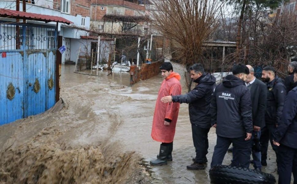 Diyarbakır'ın ilçesinde evleri ve yolları su bastı: Ekipler seferber oldu