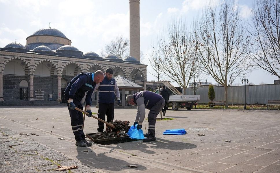 Diyarbakır'da ekipler harekete geçti. Tarihi camilerin çevresi pırıl pırıl oluyor