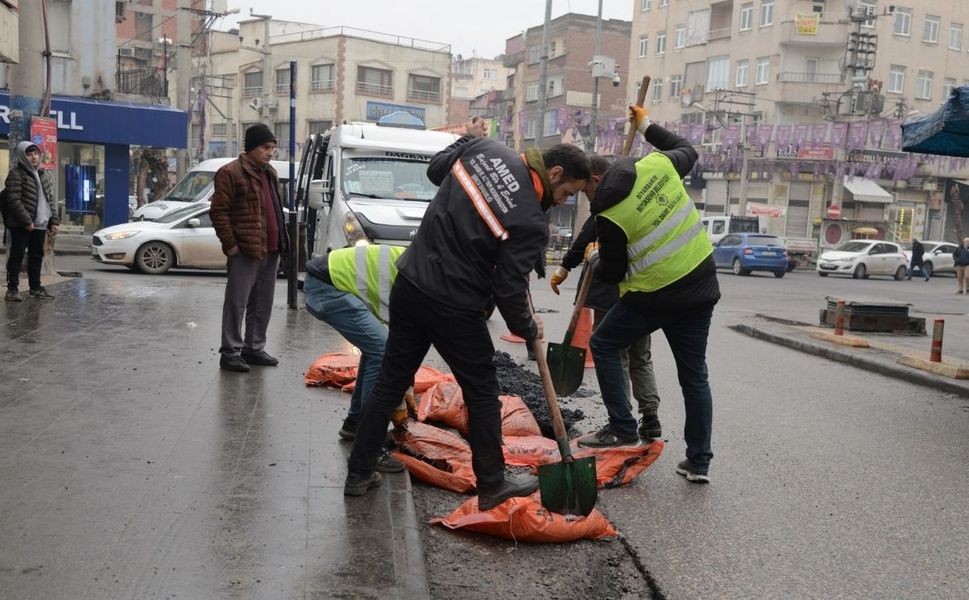 Diyarbakır'da kar ve don nedeniyle bozulan yollar için onarım seferberliği