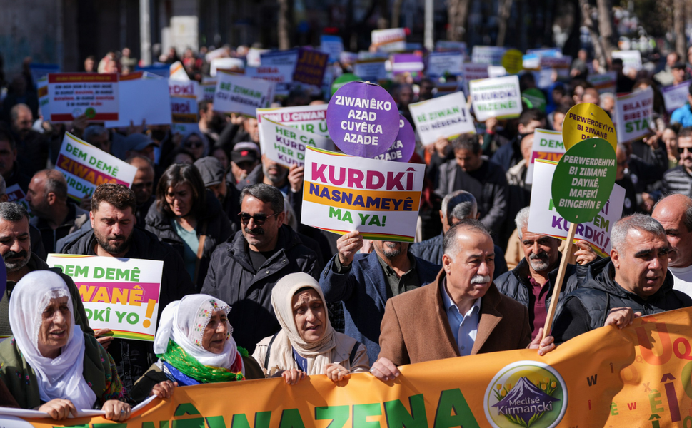 Diyarbakır’da Dünya Anadil Günü yürüyüşü: Yüzlerce kişi katıldı