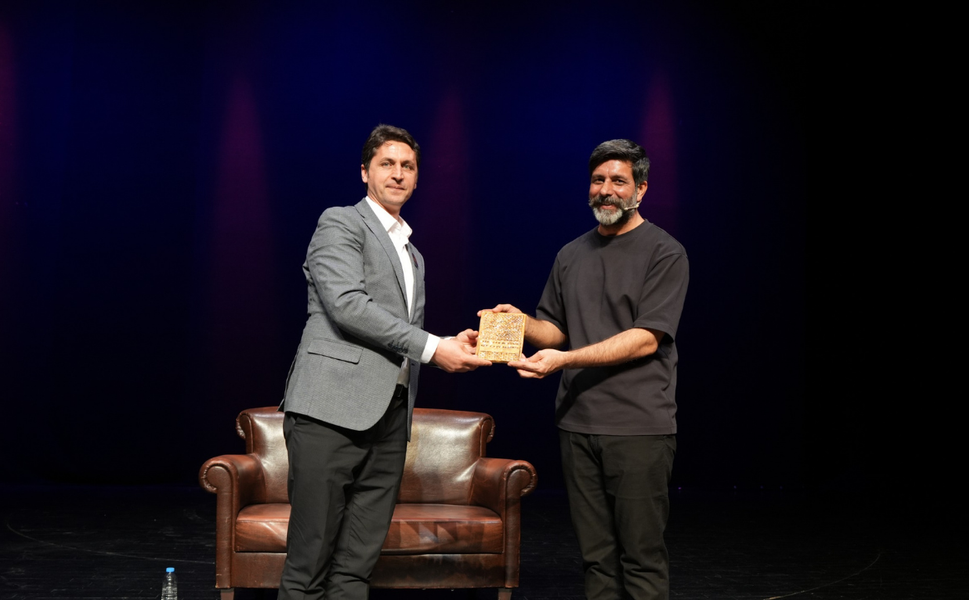 Diyarbakır’da Dünya Anadil Günü’nde Kürtçe Stand-Up rüzgarı! ‘Dawîya Dawî’ salonu doldurdu”