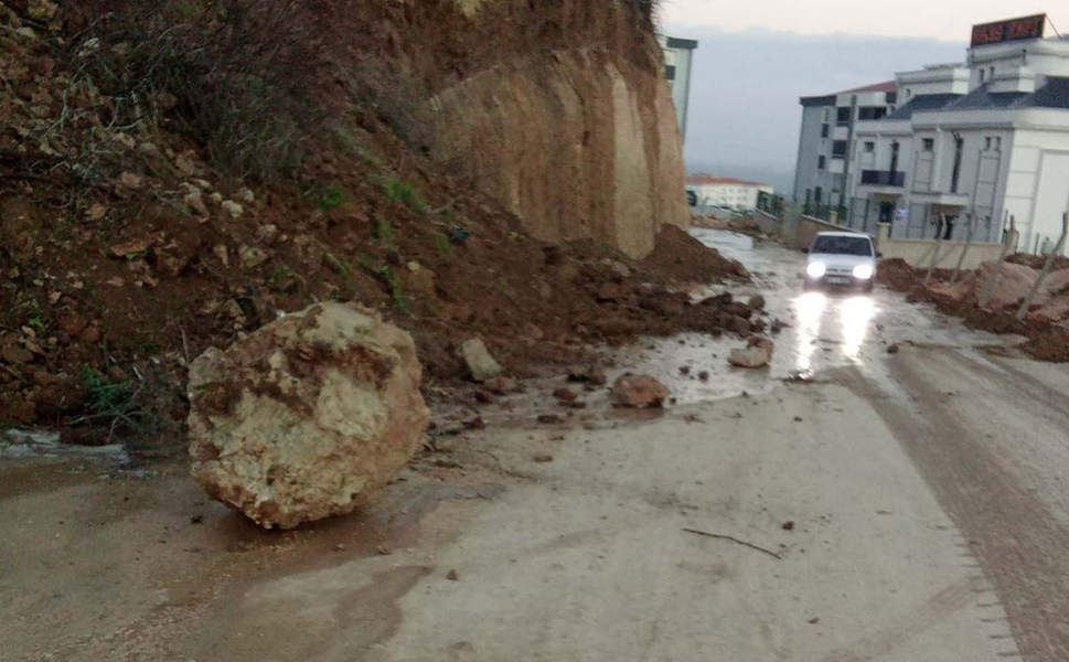Diyarbakır'da heyelan: Toprak yola savruldu