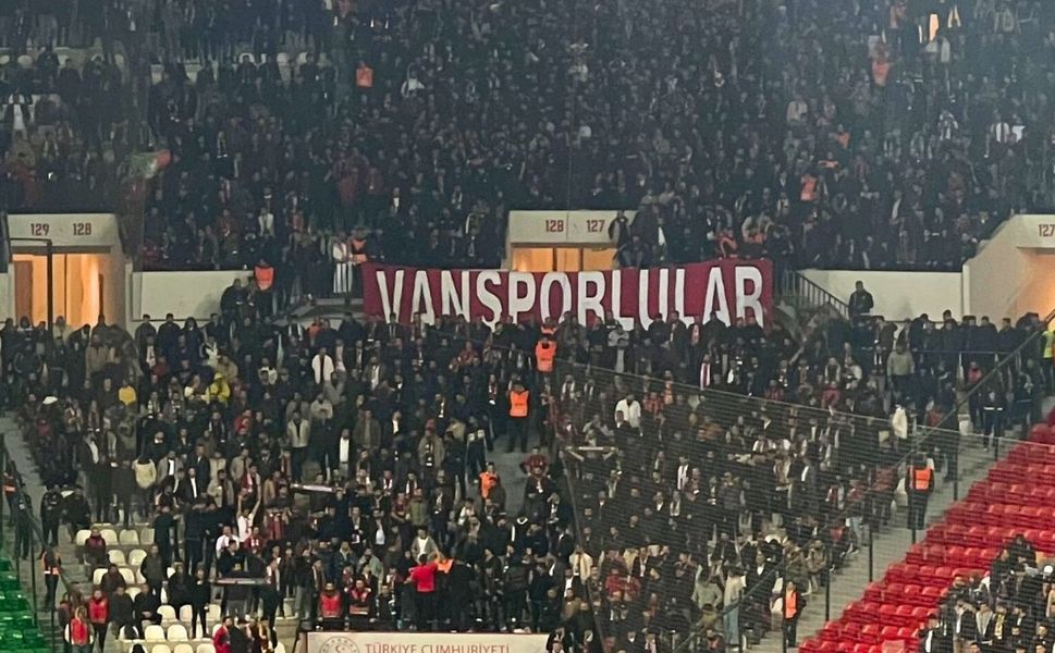 Başkan tepki gösterdi, Vanspor taraftarı teşekkür etti