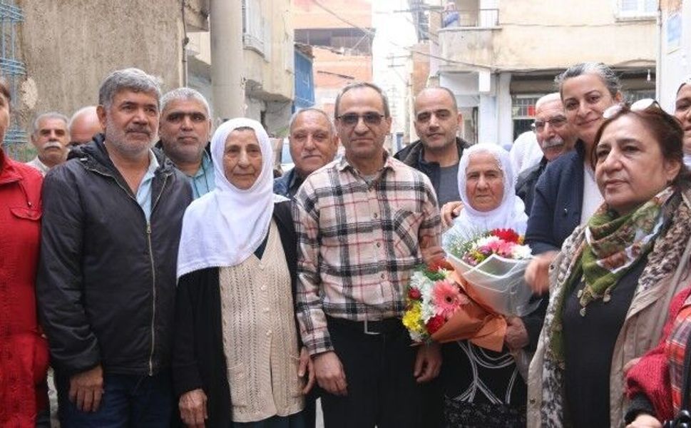 32 yıl sonra tahliye edilen Tanrıkulu Diyarbakır’da karşılandı