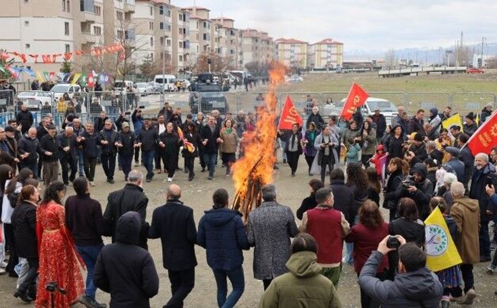 Bir ilde daha Newroz ateşi yandı: “Barışı halklar getirecek”