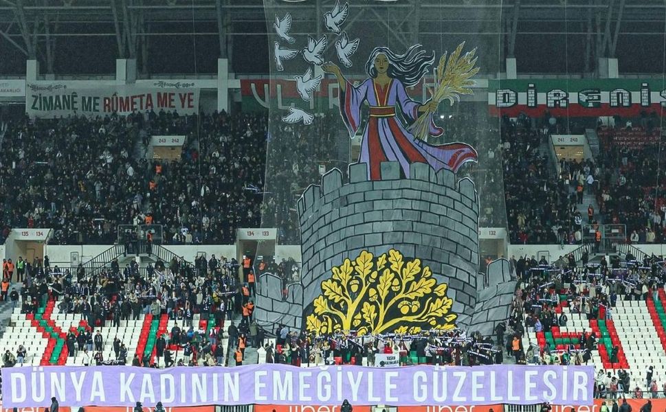 Amedspor tribünleri Serikspor maçında kadınları çok özel koreografi ile selamladı