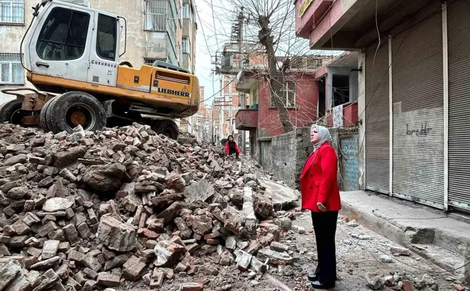 Bağlar'da bina yıkımına başlandı!