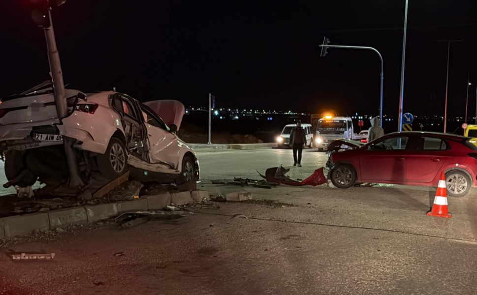 Bağlar’da iki otomobil çarpıştı: 3 kişi yaralandı