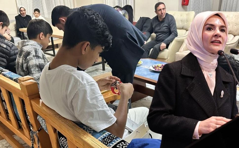 Bakan Göktaş'ın bayram hediyeleri Diyarbakır'da çocukları sevindirdi